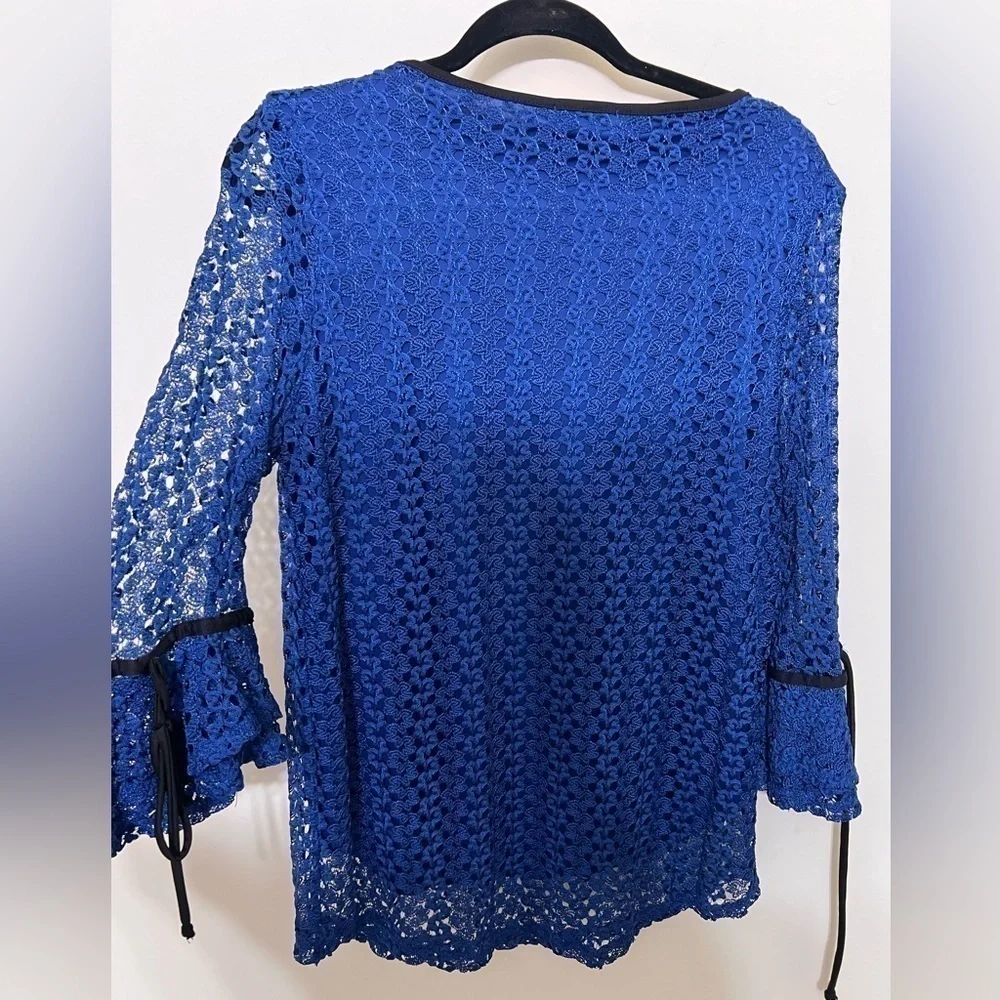Onyx, lace top. Accepting offers. Size L